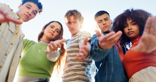 朋友，团体和手自拍与肖像户外社交媒体帖子，个人资料照片更新或记忆。z世代，人或认真与多样性，适合旅游，冒险或低角度在夏天图片下载