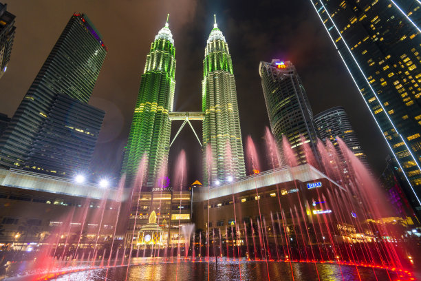 在双子塔下，五彩缤纷的湖交响乐喷泉表演。图片下载