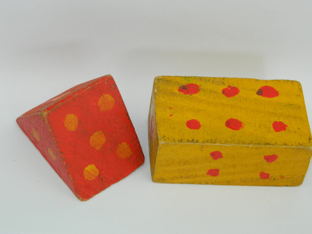 儿童数数玩具的微距照片，在白色背景上用木头做的。用于计数。图片下载