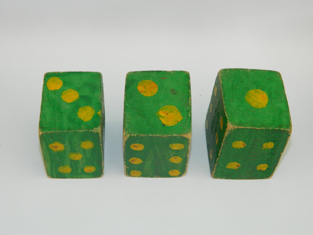 儿童数数玩具的微距照片，在白色背景上用木头做的。用于计数。图片下载