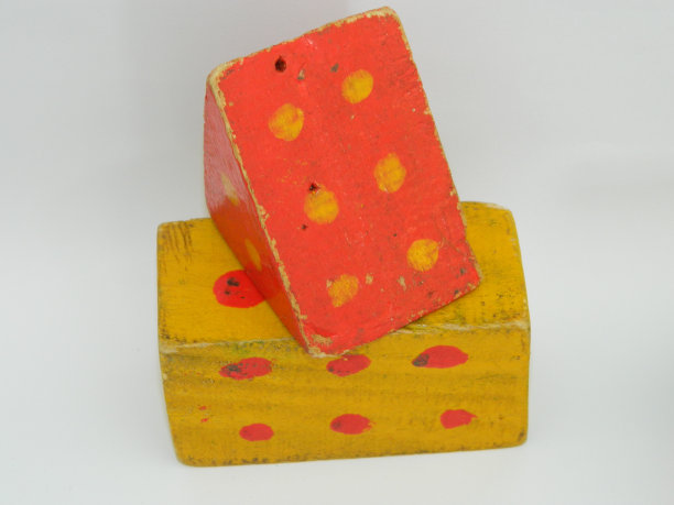 儿童数数玩具的微距照片，在白色背景上用木头做的。用于计数。图片下载