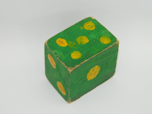 儿童数数玩具的微距照片，在白色背景上用木头做的。用于计数。图片下载