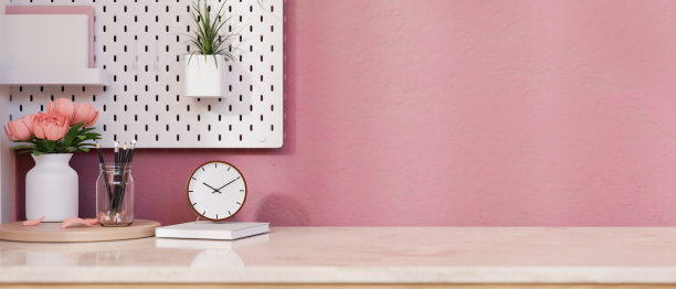 家居装饰和白色大理石桌面的空间，粉红色的墙壁。粉色的女性工作台。图片下载