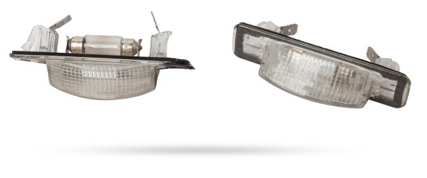 白色隔离背景上的汽车备用部件是一个盖，用于照明后备箱盖上的标准标志，用于更换和维修。备件目录。图片下载