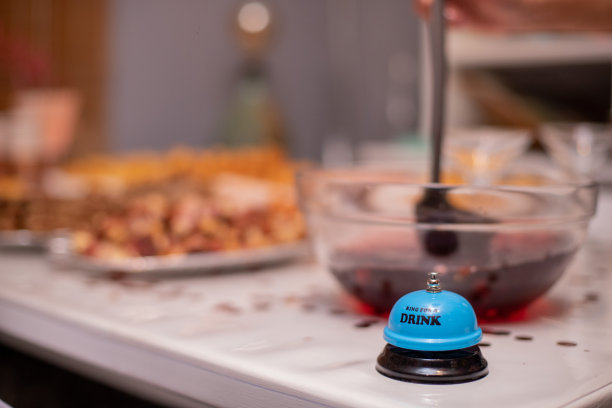 在聚会上按酒桌铃图片下载