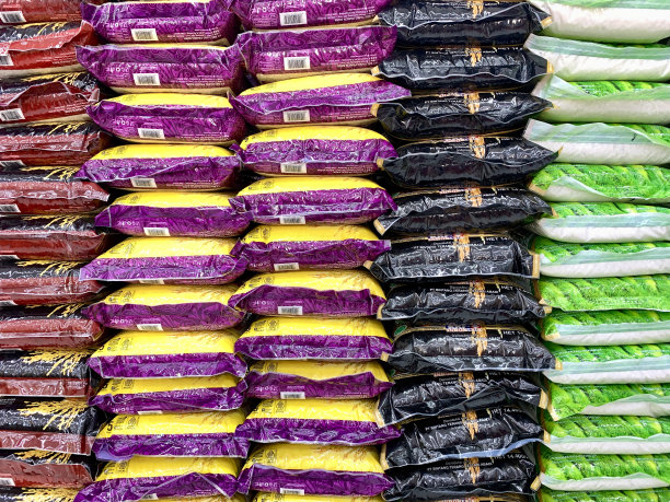 商店里堆满了一袋袋的大米图片下载