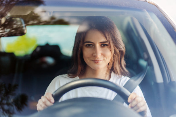 照片肖像微笑的女人享受音乐在夏天开车图片下载