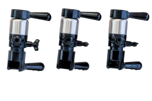 白色上有三个饮料机。葡萄酒、啤酒、果汁、柠檬水图片下载