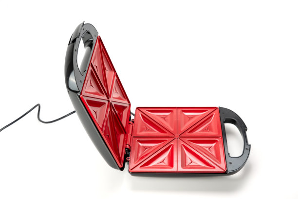 红黑相间的三明治机开着。图片下载