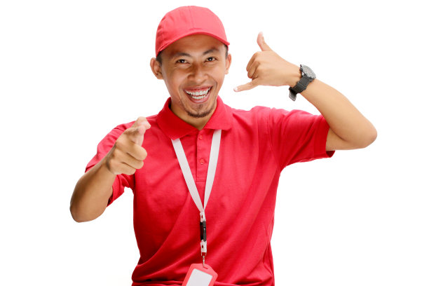 亚洲快递员指着我，做“打电话给我”的手势图片下载