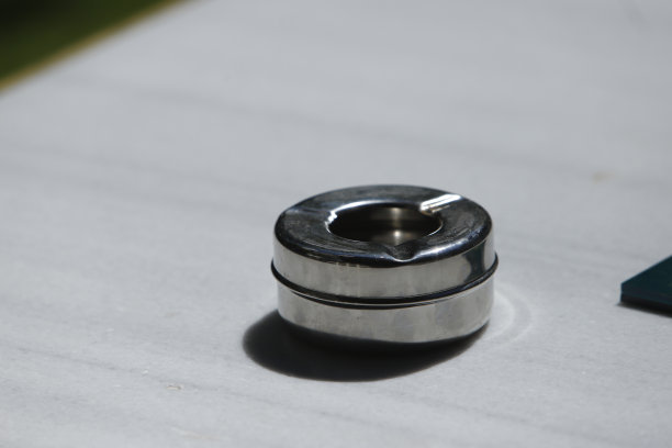 露台桌上的金属烟灰缸图片下载