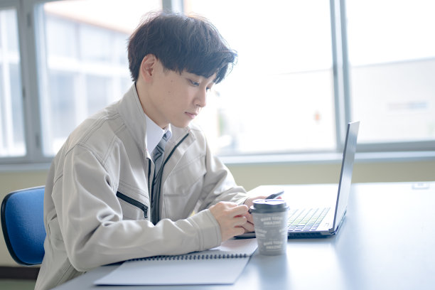 个人电脑，手机和男人图片下载