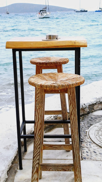 街，酒吧的椅子和桌子图片下载