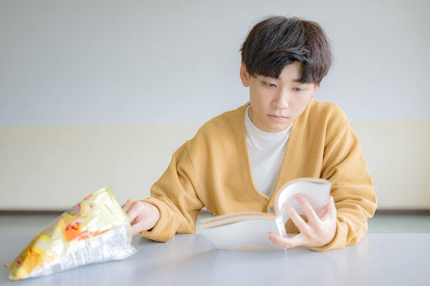 一个男人在吃薯片图片下载