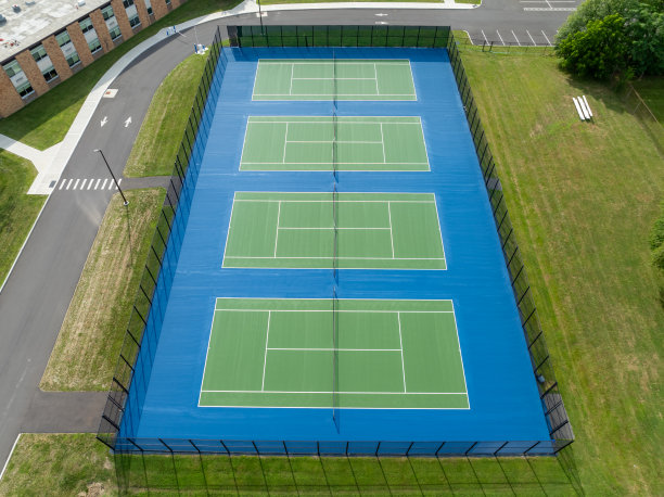 航拍，无人机，新室外绿色网球场的照片，白色线条和蓝色禁区。图片下载