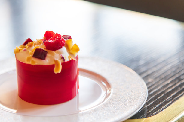 桌子上的红色小甜点图片下载