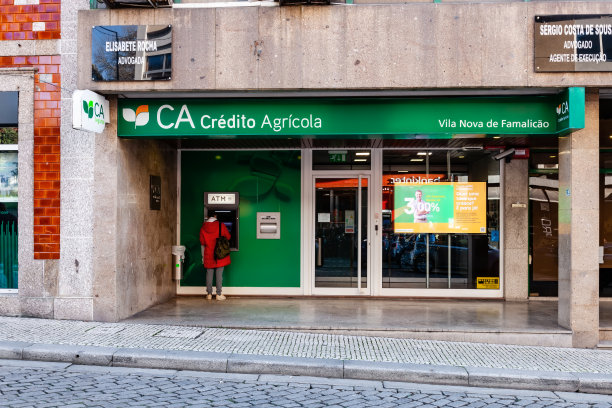 农业信贷银行代理。客户使用Multibanco又名ATM机，在农业信贷银行代理图片下载