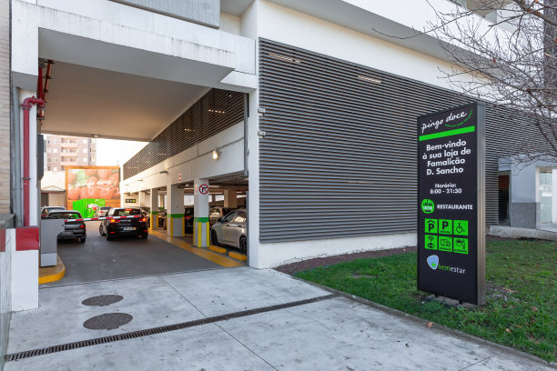Pingo Doce超市停车场入口。带有品牌标志、标志或符号的招牌。来自Jeronimo Martins的大型葡萄牙连锁超市图片下载