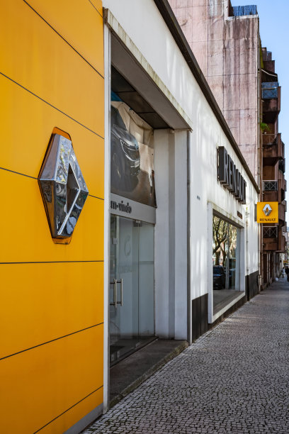 代表雷诺汽车制造商的康菲汽车经销商展厅。康菲auto是葡萄牙西北部最大的汽车经销商图片下载