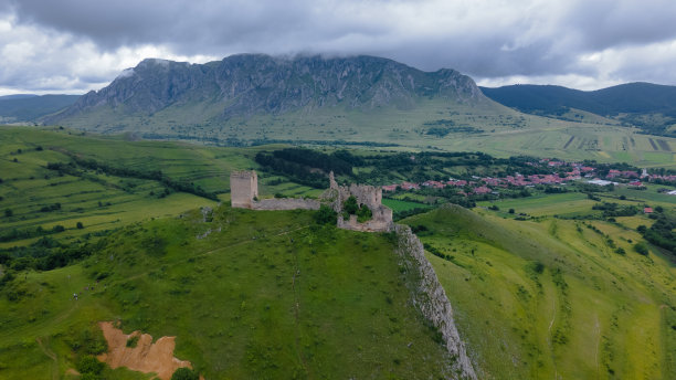 罗马尼亚特拉斯科中世纪防御工事废墟的航拍照片图片下载