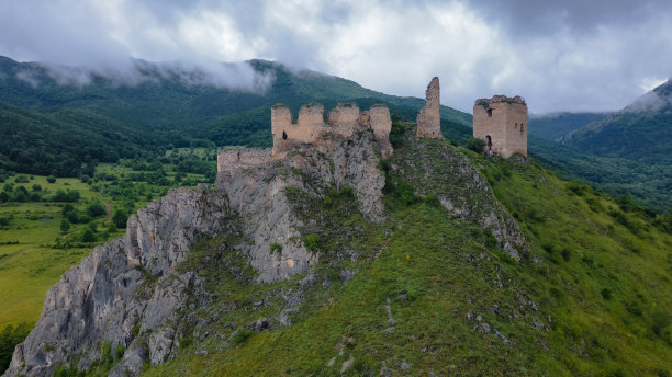 罗马尼亚特拉斯科中世纪防御工事废墟的航拍照片图片下载