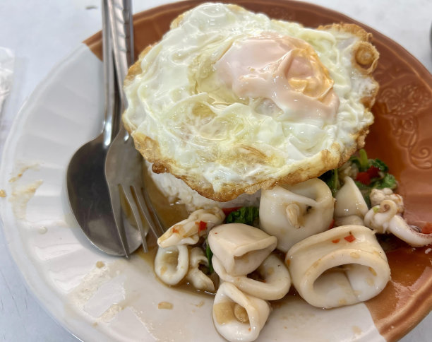 一盘食物的照片，有煎蛋和意大利面。图片下载