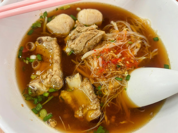 一碗有肉和蔬菜的汤的照片。图片下载