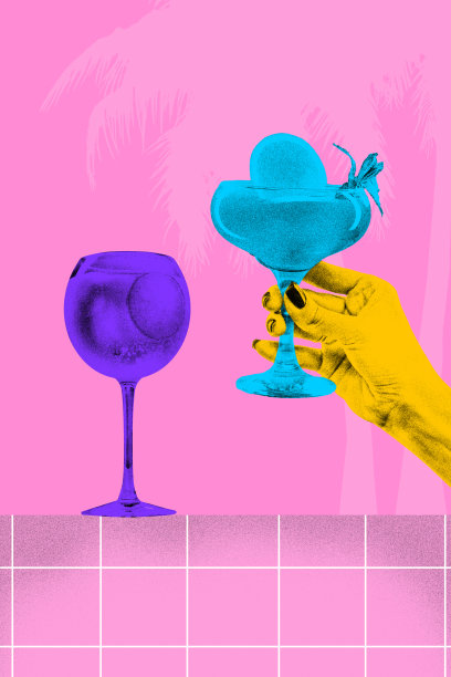 当代艺术拼贴。五颜六色的鸡尾酒在充满活力的色调，在棕榈树的背景下举起手，和游泳池，体现夏天的乐趣。纹理织物效果。图片下载