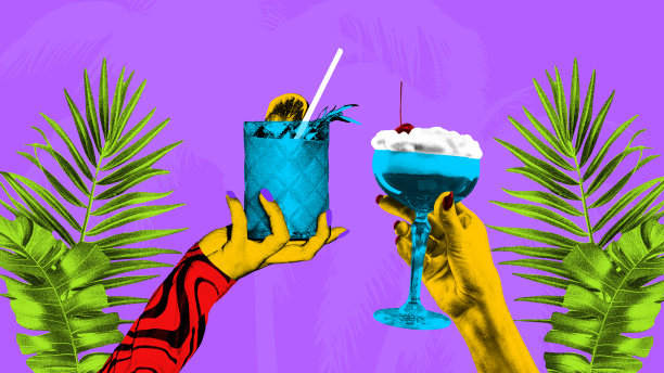 当代艺术拼贴。手拿着五颜六色的饮料，紫色的背景和郁郁葱葱的棕榈叶。纹理织物效果。图片下载