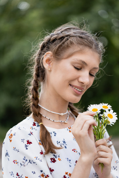 照片开朗可爱多梦的女孩想象暑假放松休息享受自由时间在家户外日光图片下载