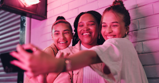 朋友，晚上和户外自拍的女人，微笑和拥抱的照片，回忆和社交媒体在城市。人们，聚会或女孩在街上与有影响力的人合影，霓虹灯和俱乐部的联系图片下载