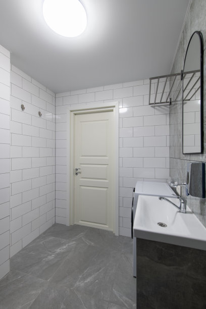 明亮优雅的现代极简主义浴室室内设计淋浴房与白色水槽。采购产品浴室配件，灰色瓷砖墙，洗衣机和水龙头。LED灯。图片下载