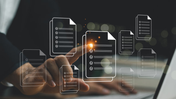 商人用电脑记录管理概念。文件管理系统的概念。在线文档数据库，数据库技术，文件访问，文档共享。图片下载