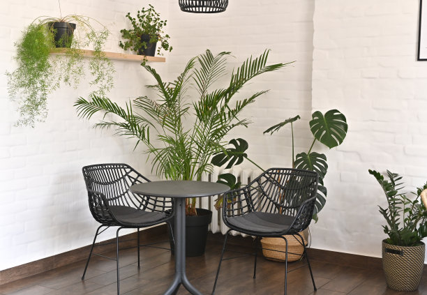 咖啡馆的现代内饰。咖啡馆里的一张空桌子。图片下载