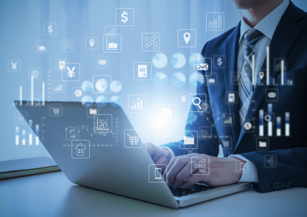 操作笔记本电脑的商人IT形象图片下载