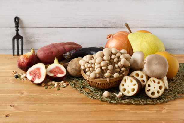 复古餐桌上的秋天蔬菜和水果。有机作物收获的图片。图片下载