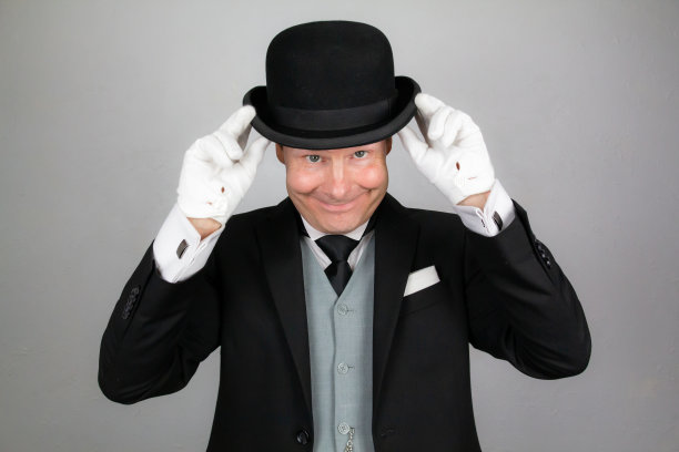 戴圆顶礼帽的管家礼貌地微笑着图片下载