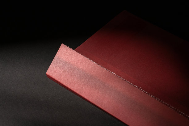 一个红色的信封放在一个黑色的平面上，打开图片下载