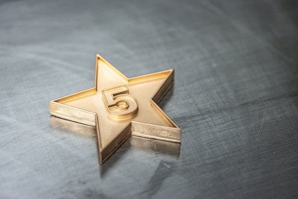 5星评级概念。客户评论和评级。金色的星星图标和数字5在金属背景图片下载