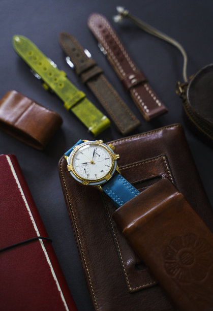 复古俄罗斯腕表与皮革带图片下载