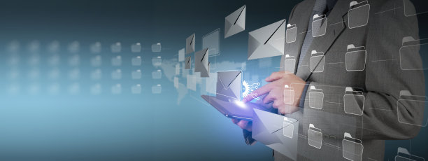 商人在平板电脑上用人工智能管理电子邮件，人工智能，电子邮件管理，商业沟通，数字化组织。图片下载