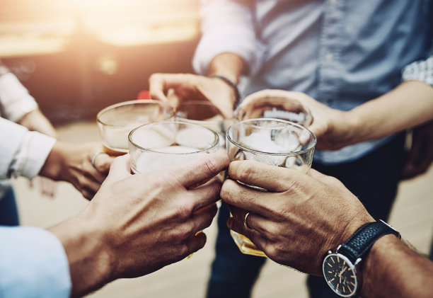 商务人士用手和酒杯为成功干杯，团结和团队为目标庆祝。员工们在办公室聚会，为公司业绩而干杯，为销售目标而干杯图片下载