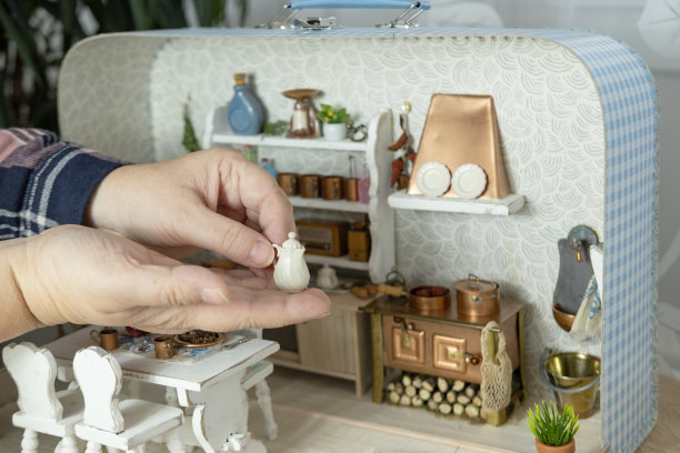 复古风格的微型玩具屋规模厨房房间与手工制作的家具，盘子和器具，微型爱好者图片下载