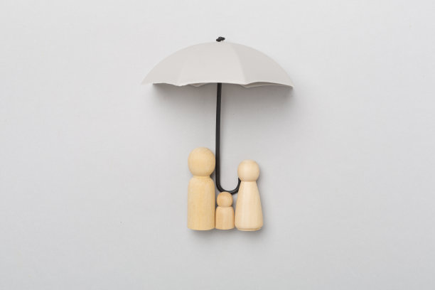 伞和木制家庭人物的彩色背景，俯视图。保险范围概念。图片下载