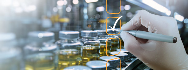 戴着手套的手在实验室检查检查表，这代表了科研质量保证和实验室工作的质量控制和准确性。图片下载