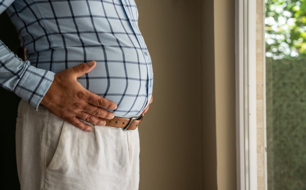 摄影棚拍摄的一个超重男子的中间部分图片下载