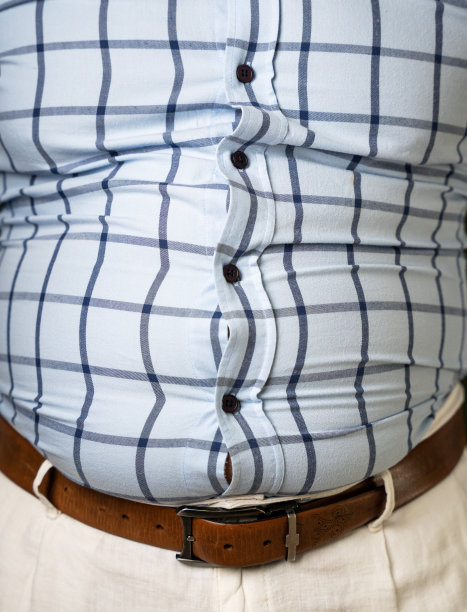 摄影棚拍摄的一个超重男子的肚子图片下载