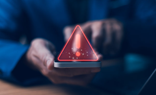 商人或it人员，程序员，开发人员使用带有三角警告警告标志的智能手机，用于通知错误和维护概念。检测到病毒警告，网络犯罪保护图片下载