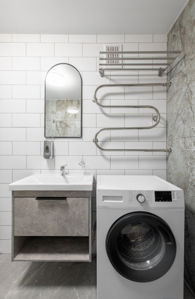 明亮优雅的现代极简主义浴室室内设计淋浴房与白色水槽。采购产品浴室配件，灰色瓷砖墙，镜子，洗衣机。LED灯。图片下载
