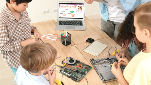 顶视图的智能教师编码提示，而孩子学习板。教育学。图片下载